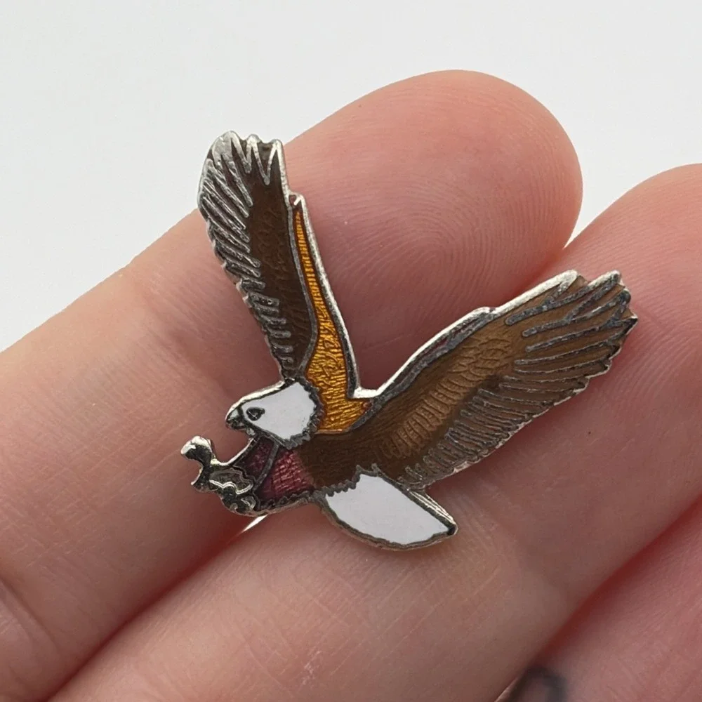 Bald Eagle Swooping Flying Bird Of Prey Enamel Lapel Hat Pin Silver Tone